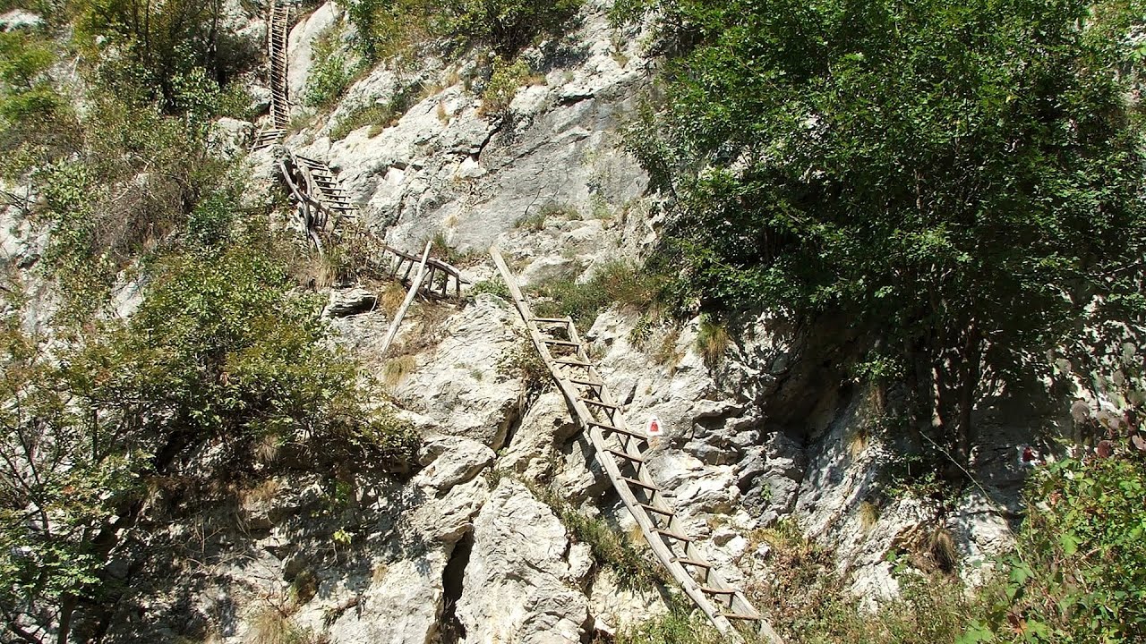 The Wooden Ladders - The villages of Scarisoara and Inelet, Cerna valley